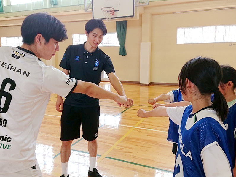 写真：集合する選手と子供たち