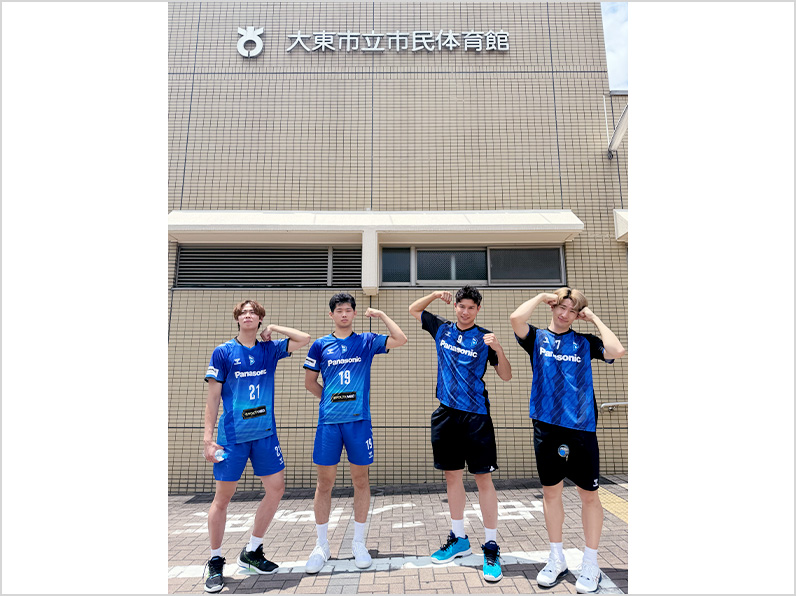 写真:ポーズをとる兒玉さん(OB)、垂水選手、永露選手、西川選手