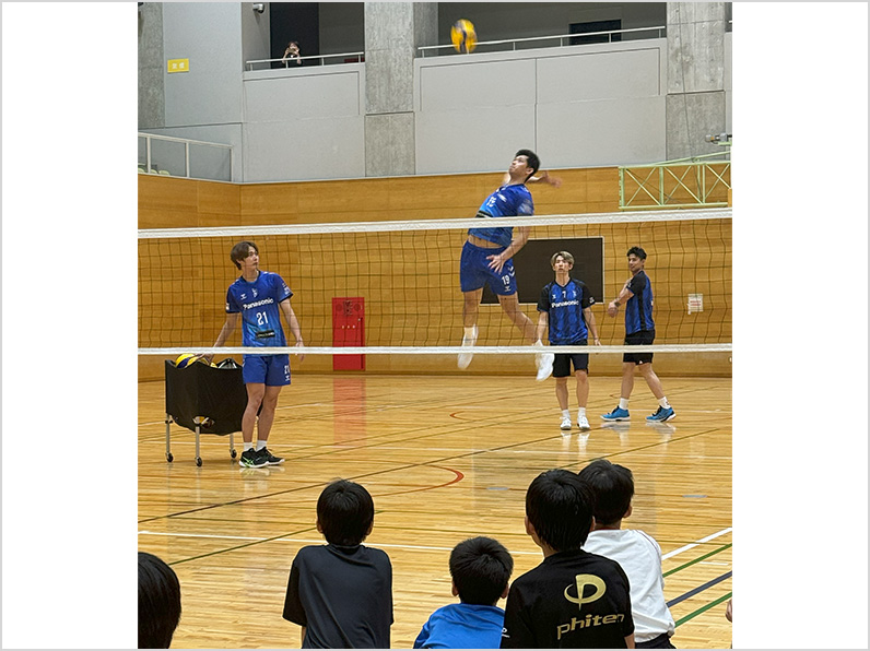写真:子供たちの前であっち向いてホイをする永露選手と垂水選手