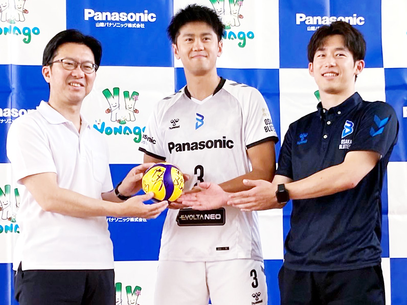 写真:ポーズをとる中村選手、山口コーチ