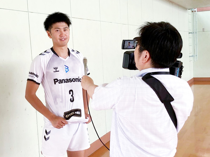 写真:インタビューを受ける中村選手