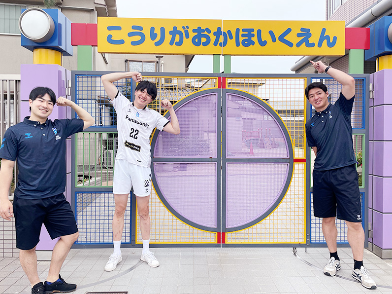 写真：ポーズをとる伊藤アカデミーコーチ、小宮選手、白澤コーチ