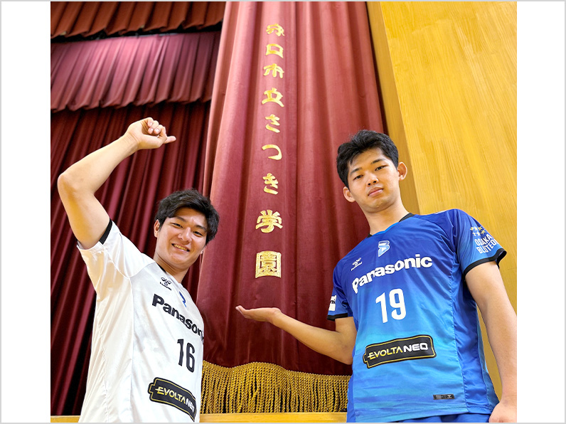 写真:ポーズをとる池城選手、西川選手