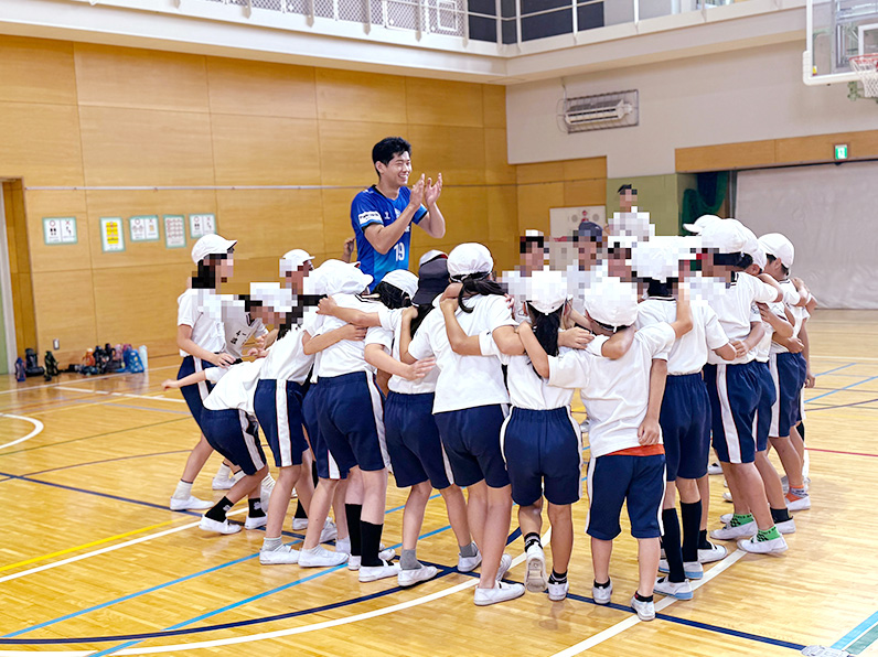 写真:子供たちに囲まれる西川選手