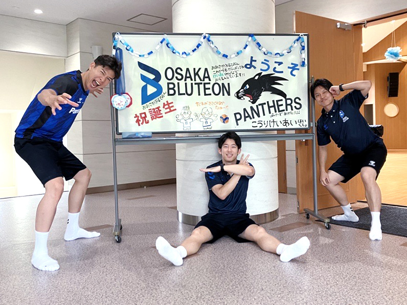 写真：ポーズをとる今村選手、山口コーチ、岩沢アナリスト