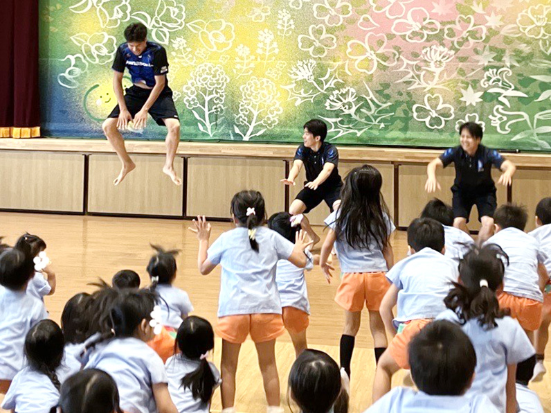 写真：練習をする選手と子供たち