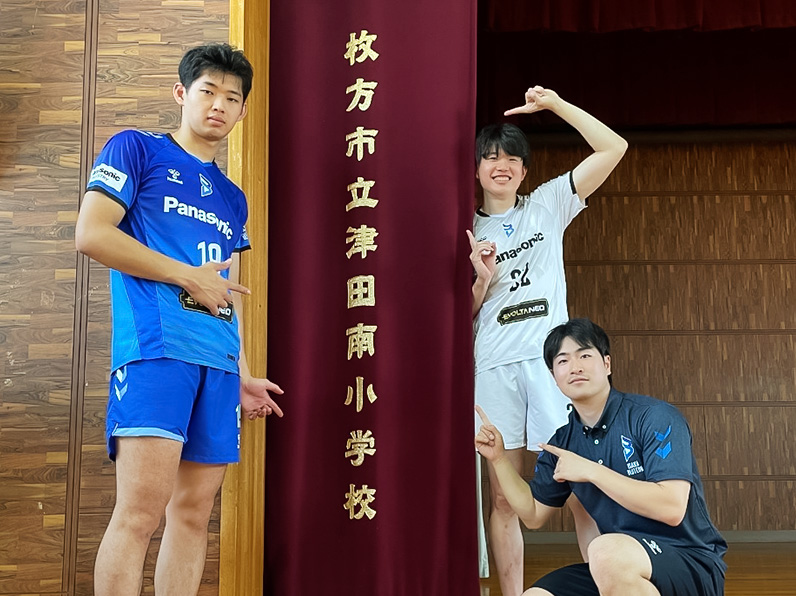写真：ポーズをとる西川選手、小宮選手、伊藤アカデミーコーチ