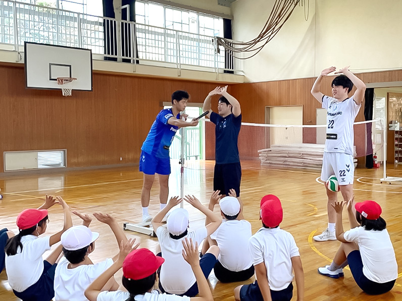 写真：練習をする選手と子供たち