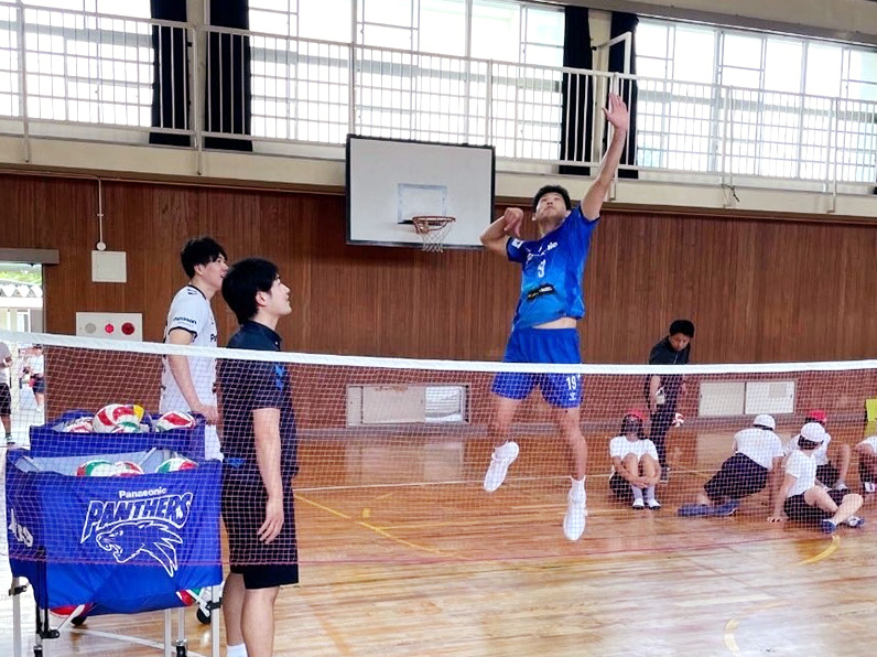 写真：練習をする選手と子供たち