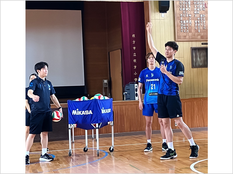 写真:説明をする選手たち
