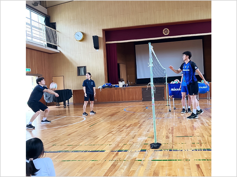 写真:お手本を見せる選手と見学する子供たち