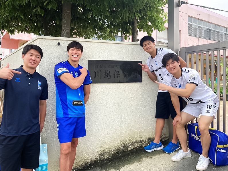 写真：ポーズをとる白澤コーチ、清水選手、中村選手、池城選手
