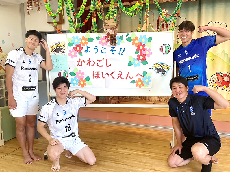 写真：ポーズをとる中村選手、清水選手、池城選手、白澤コーチ