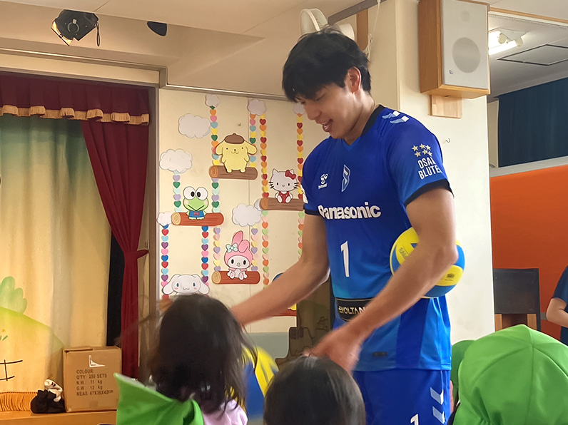 写真：練習をする選手と子供たち