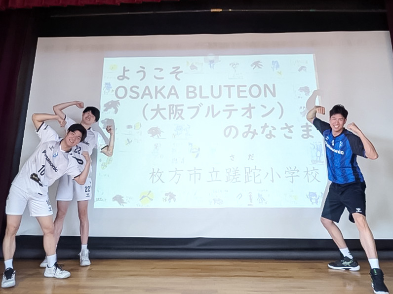 写真:ポーズをとる小宮選手、池城選手、今村選手