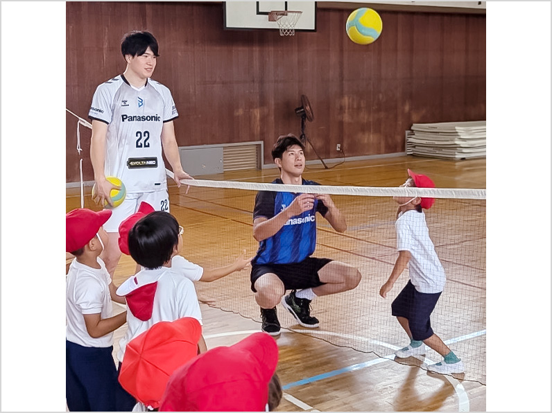 写真:練習をする選手と子供たち