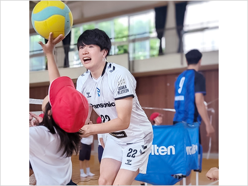 写真:練習をする選手と子供たち