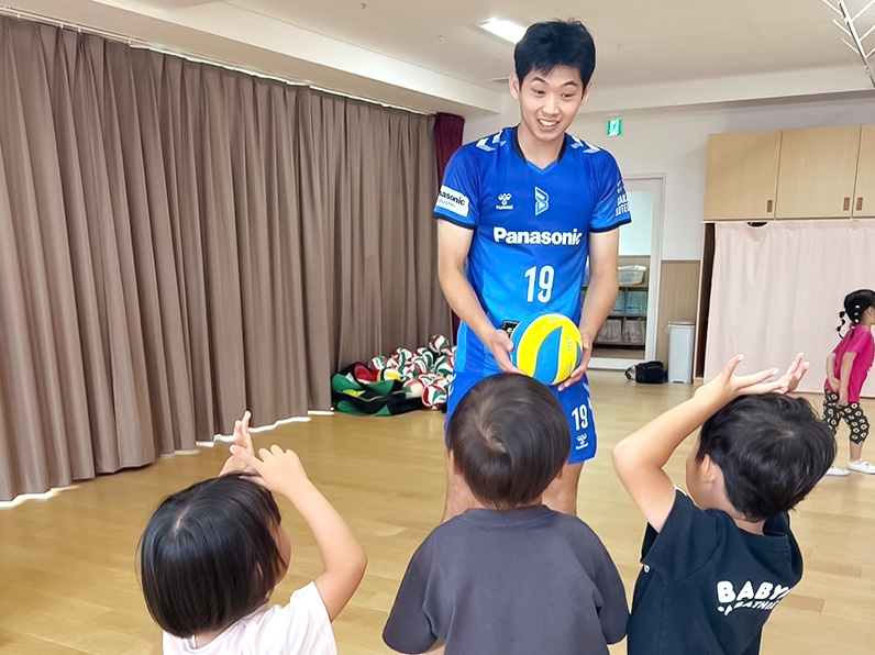写真:練習をする選手と子供たち