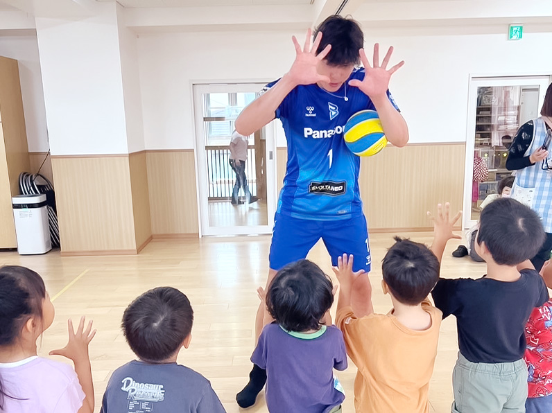 写真:練習をする選手と子供たち