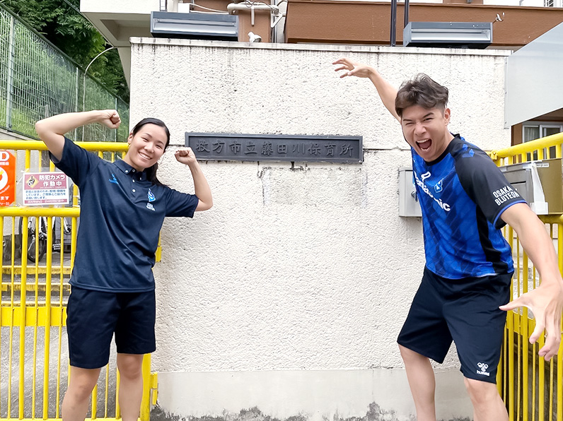 写真：ポーズをとる辻本通訳、今村選手