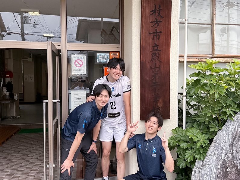 写真:ポーズをとる小宮選手、牧山マネージャー、山口コーチ