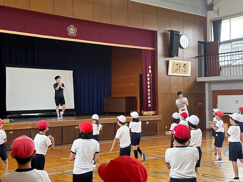 写真:練習をする選手と子供たち