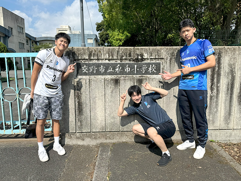写真:ポーズをとる中村選手、伊藤アカデミーコーチ、西川選手