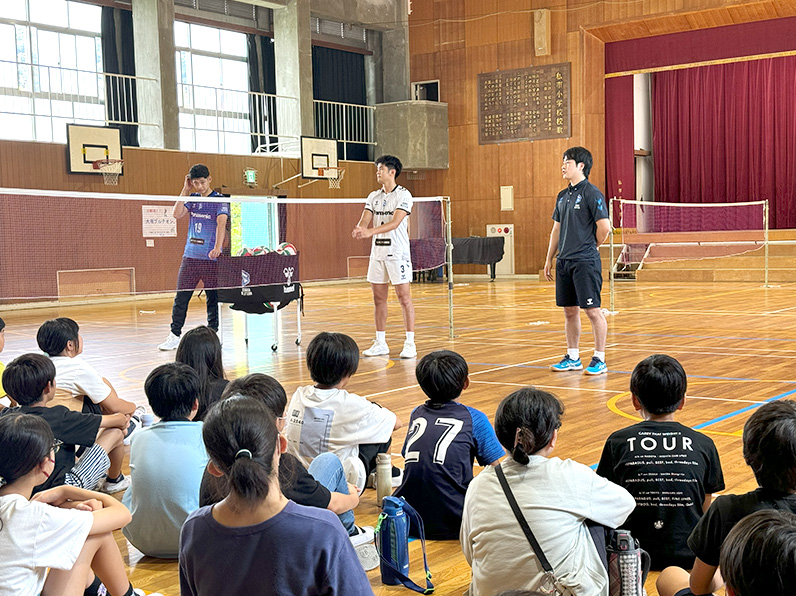 写真:説明をする選手と聞いている子供たち