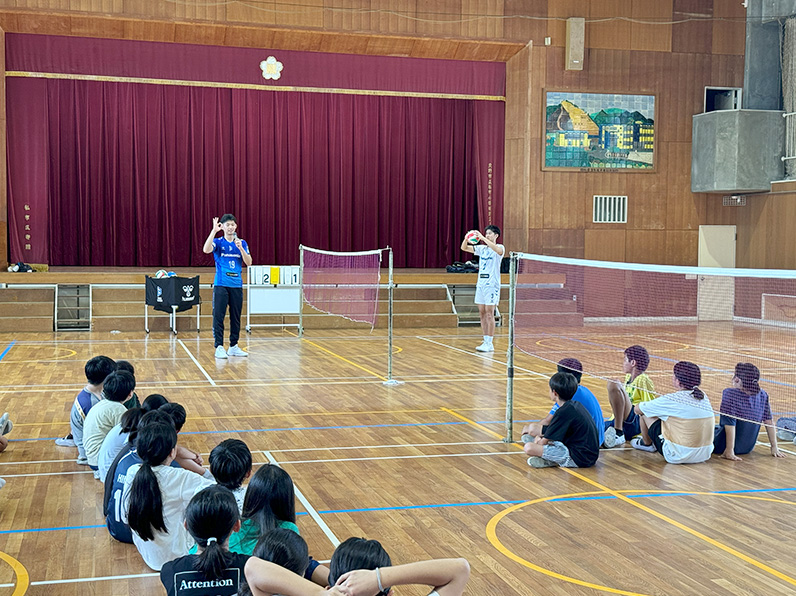 写真:説明をする選手と聞いている子供たち