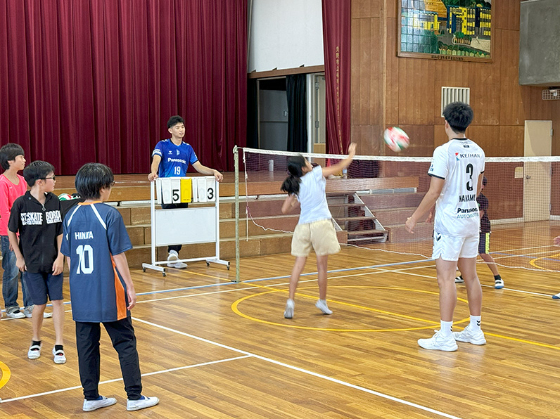 写真:練習をする選手と子供たち