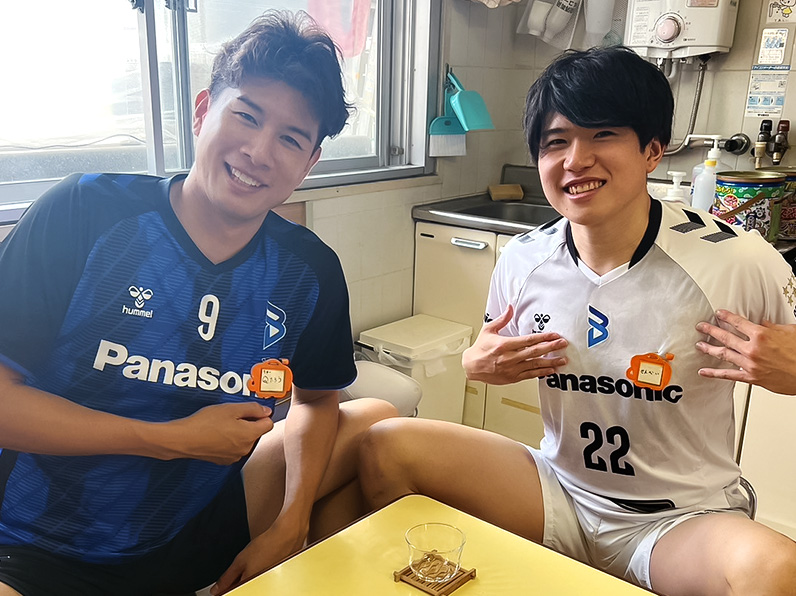 写真：名札を付けてポーズをとる今村選手、小宮選手