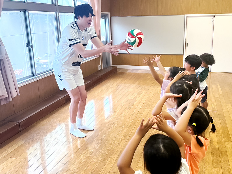 写真：練習をする選手と子供たち