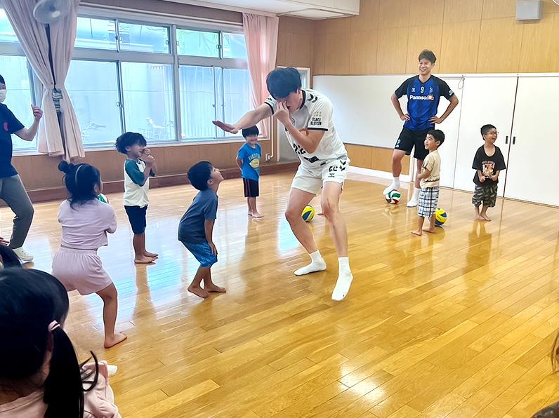 写真：練習をする選手と子供たち