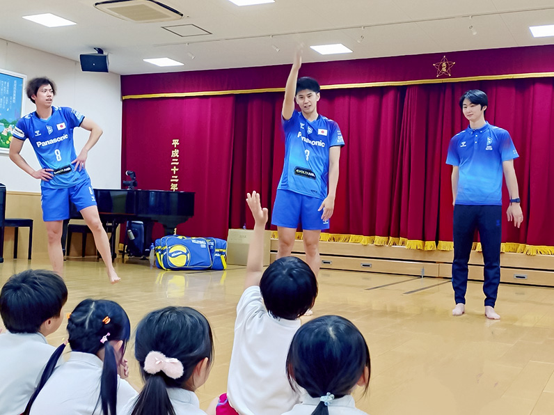 写真:話をする選手と座って聞いている子供たち