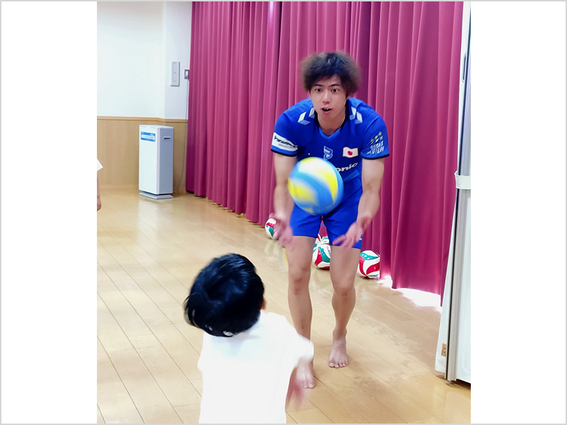 写真:子供と練習する仲本選手