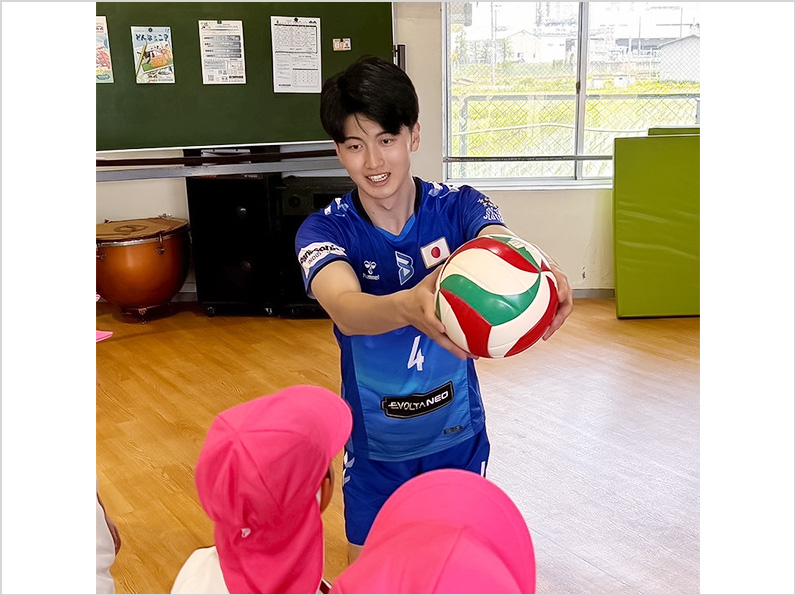 写真：子供に教える金田選手