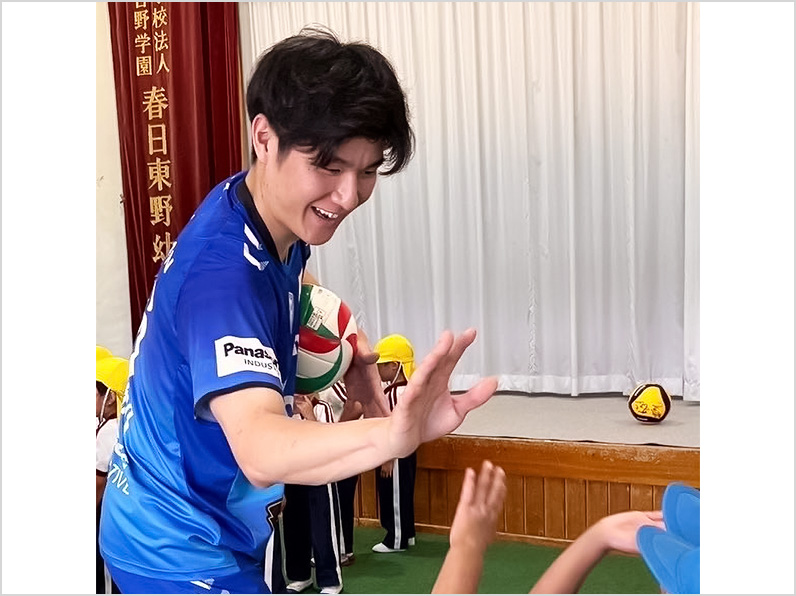 写真：子供とハイタッチする池城選手