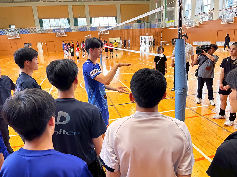 写真:練習をする選手と子供たち