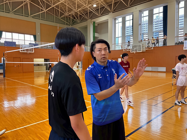 写真:練習をするスタッフと子供たち