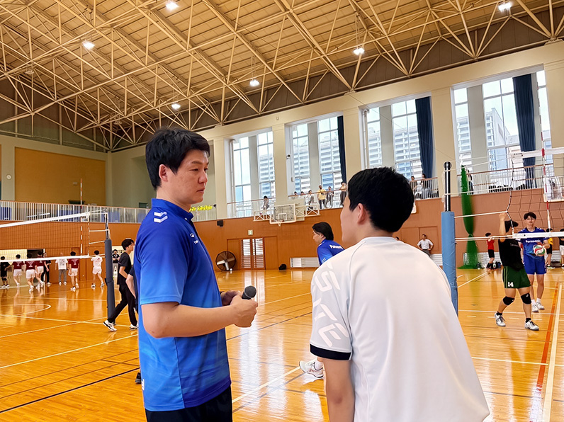 写真:練習をするスタッフと子供たち