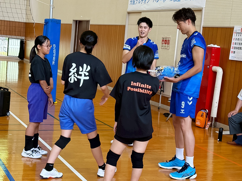 写真：練習をする選手と子供たち