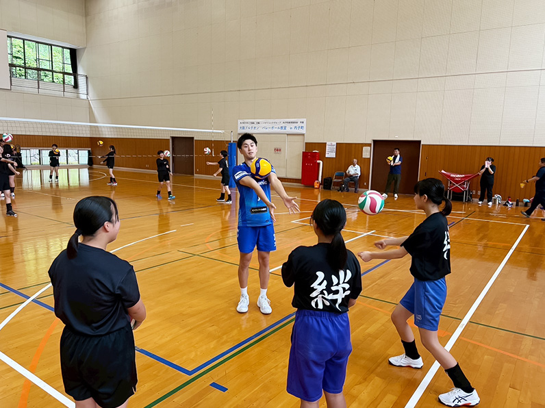 写真：練習をする選手と子供たち