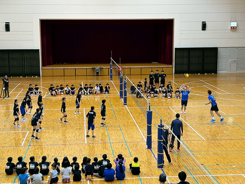 写真：練習をする選手と子供たち