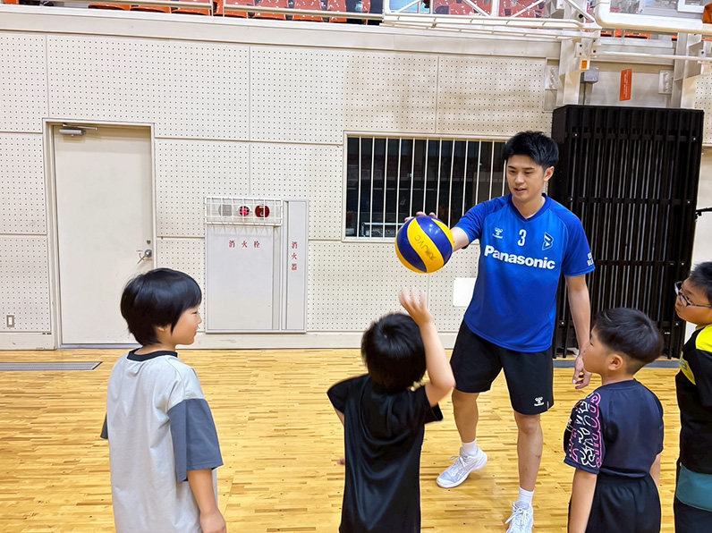 写真：練習をする選手と子供たち