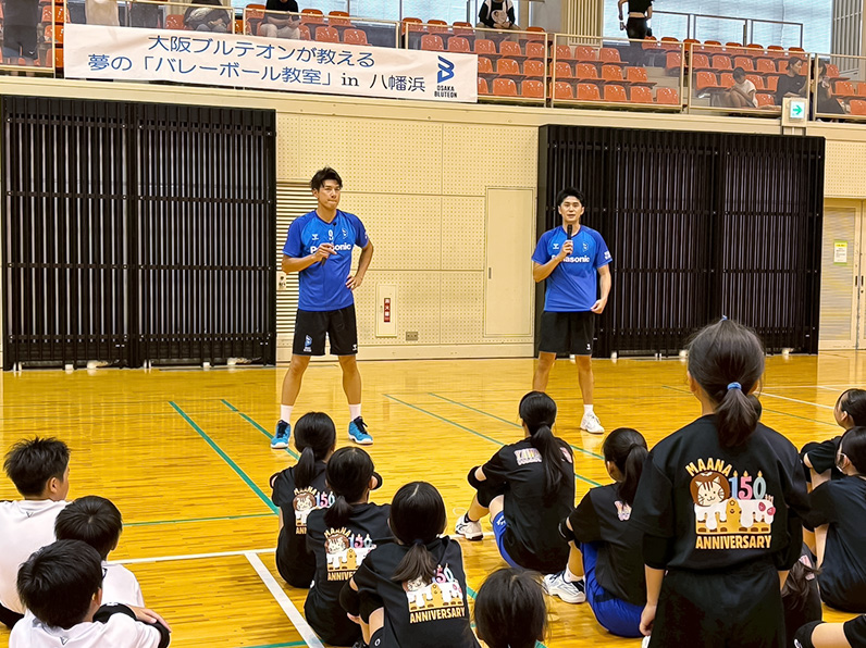 写真：練習をする選手と子供たち