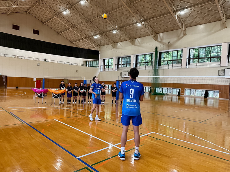 写真：練習をする選手と子供たち