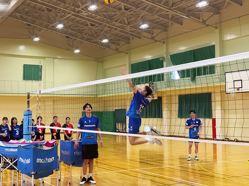 写真：お手本を見せる選手と見学する子供たち