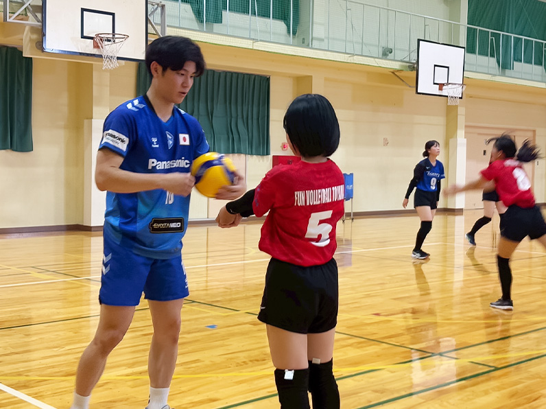 写真：練習をする選手と子供たち
