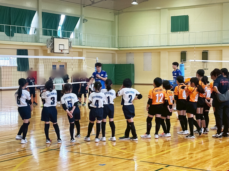写真：練習をする選手と子供たち