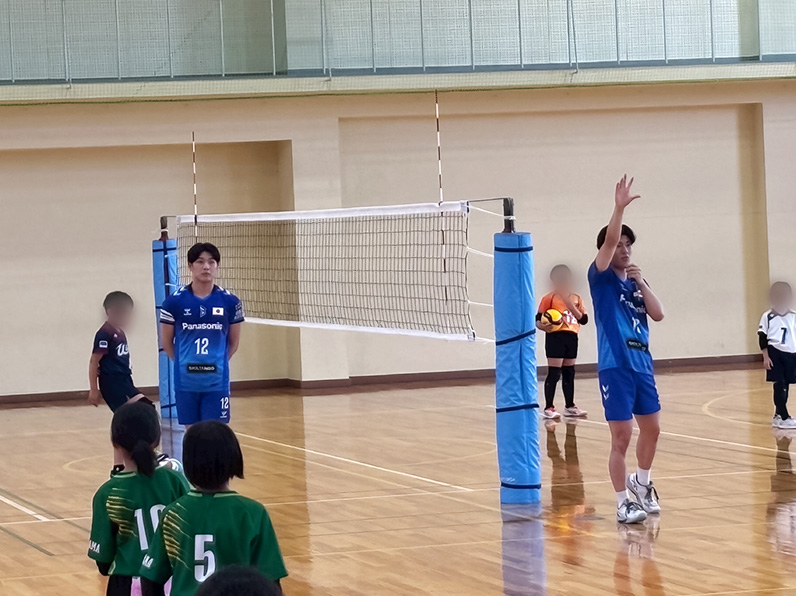 写真：練習をする選手と子供たち